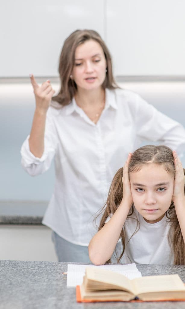 Madre regañando a su hija porque no estudia