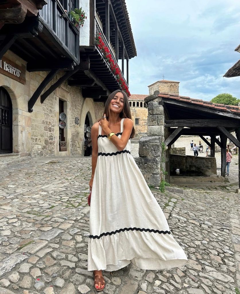 Gema Palazuelos con vestido blanco