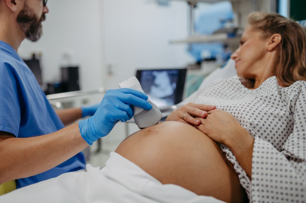 Mujer embarazada se hace una ecografía