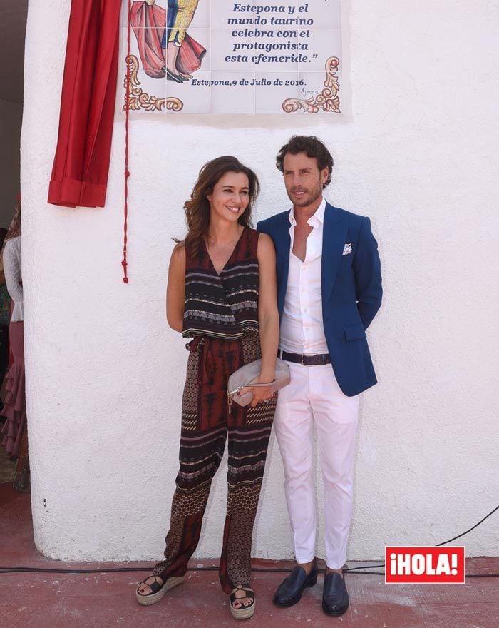 Arancha arropó a su marido en este homenaje que le dieron en la plaza de toros de Estepona
