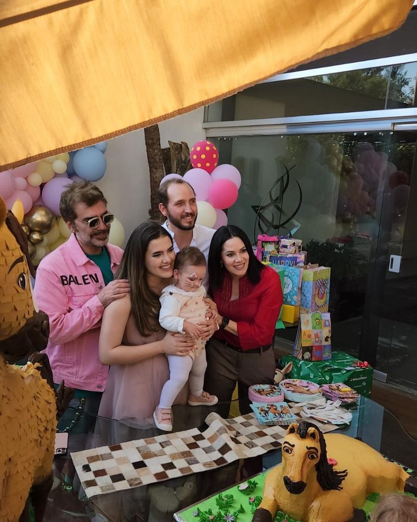 Camila Fernández con sus padres y su esposo, Francisco Barba y su hija Cayetana.