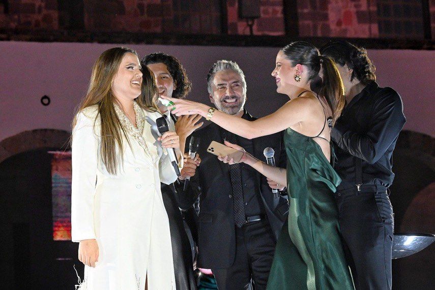 Alejandro Fernández y sus hijas.