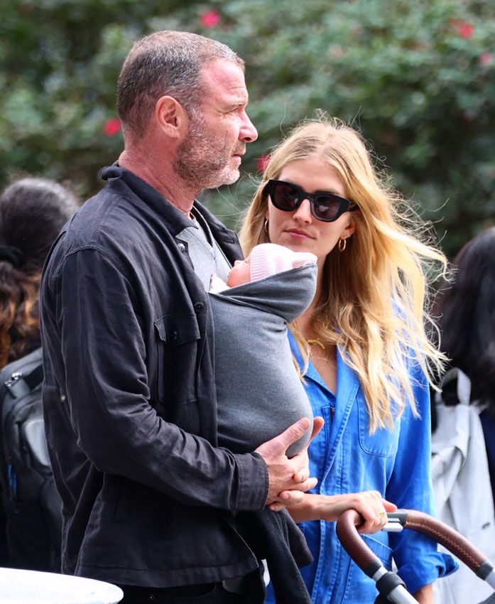 Liev Schreiber y  Taylor Neisen con su hija recién nacido