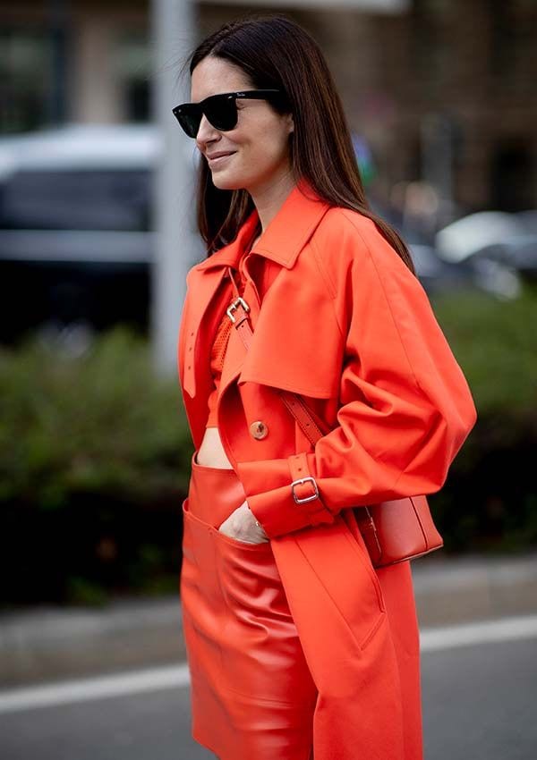 Gala González con look naranja, una tendencia 'multibeneficios' con aspecto caro