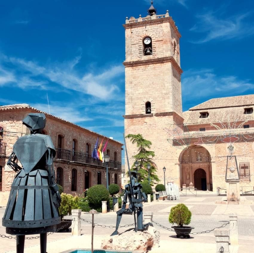 Esculturas de don Quijote y Dulcinea en el pueblo de El Toboso, Toledo