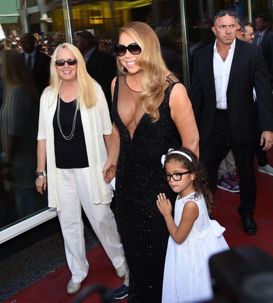 En la imagen, Mariah Carey con su madre, Patricia Hickey y su hija Monroe