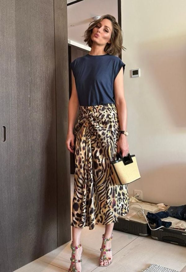 Olivia Palermo con falda 'animal print' de Scalpers