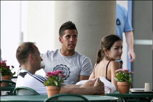 Fernando y Camilla en una terraza tomando algo