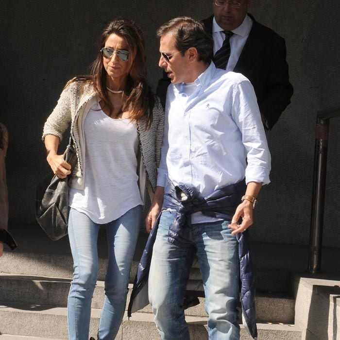 Paco González y su mujer en marzo de 2014 saliendo del juzgado, semanas después de la agresión
