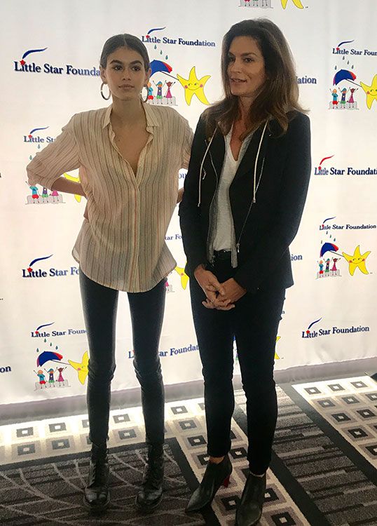 Cindy Crawford y Kaia Gerber en el acto de la Little Start Foundation