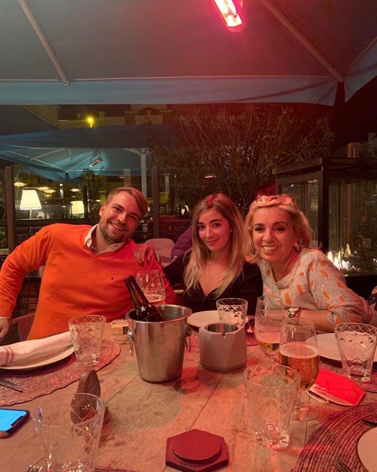 Carmen Borrego de cena con sus dos hijos