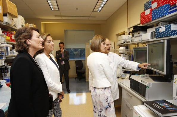 La Reina atendió las explicaciones que le daba el personal que trabaja en el laboratorio del National Institutes of Health. Imagen del twitter de Casa Real
