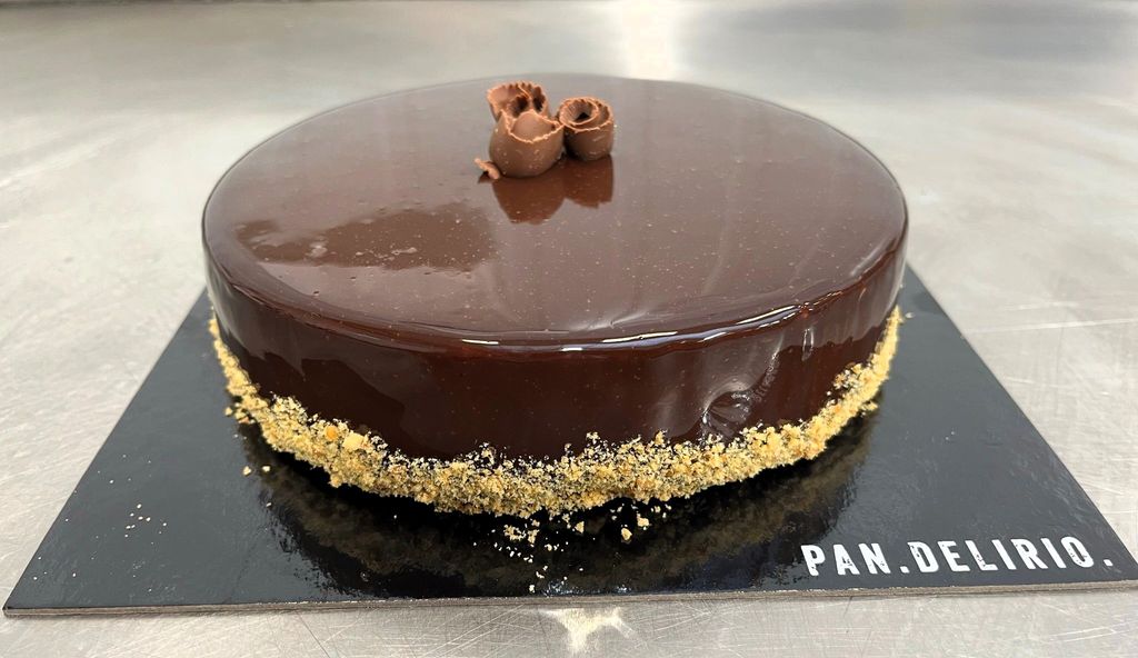 Tarta de chocolate con bizcocho, ganache, crujiente, mousse y glaseado espejo