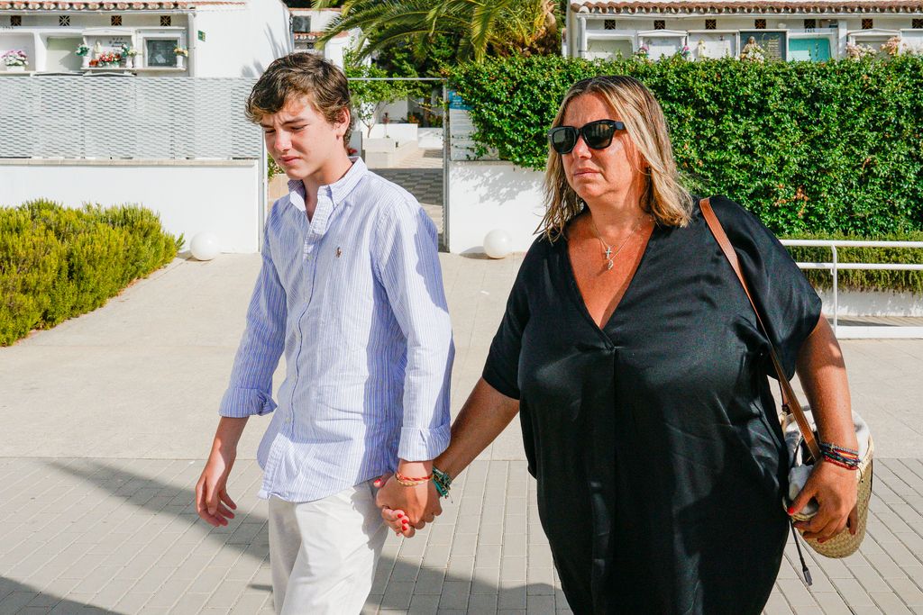 Caritina Goyanes junto a su hijo Pedro en el funeral de Carlos Goyanes