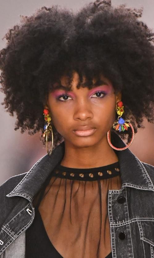 tendencias accesorios verano 2020 modelo desfila con maxi earrings multi colores