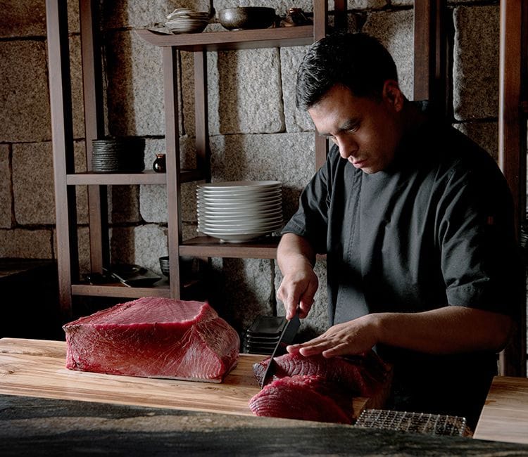 'Sushiman' cortando una pieza de atún