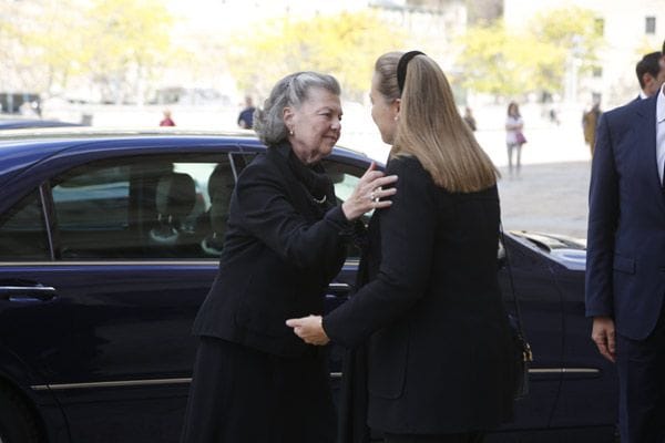 La princesa Ana de Orleans, viuda del infante Carlos de Borbón-Dos Sicilias, saludando a su hija Cristina a su llegada
