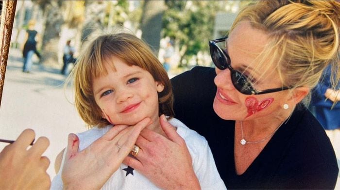 Melanie Griffith con su hija Stella del Carmen