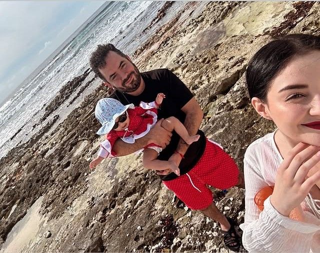 La linda pose playera de José Eduardo y su familia.