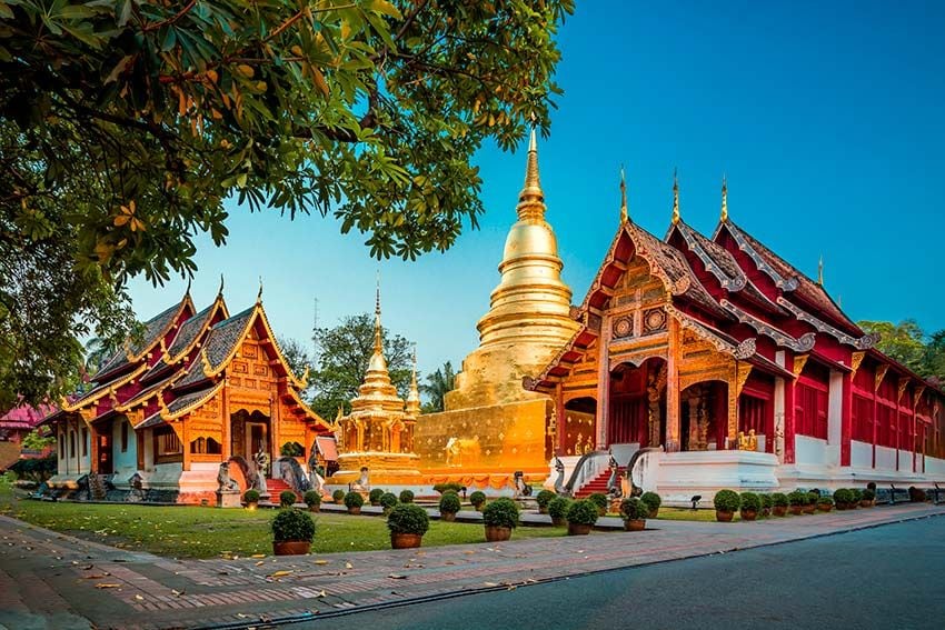 Templo budista Wat Phra Singh al amanecer en Chiang Mai, Tailandia