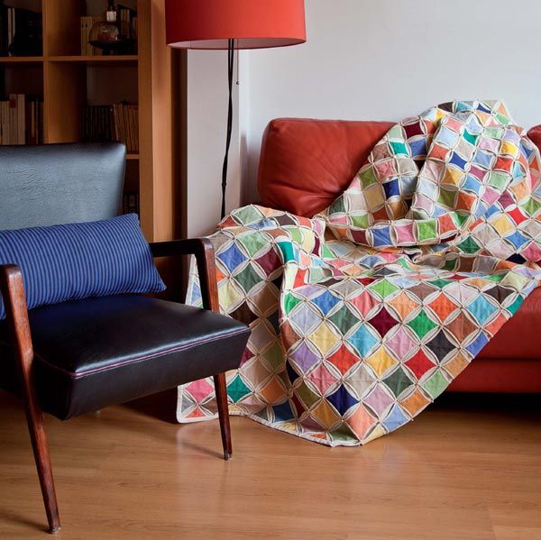 Te proponemos realizar, utilizando la técnica del 'patchwork', un precioso plaid para colocar sobre el sofá como motivo decorativo o bien como accesorio para abrigar esas tardes de otoño en las que apetece quedarse en casa y acurrucarse con un buen libro entre las manos o mientras se disfruta de una buena película, ¿te animas a intentarlo?

Foto: © Samuel Navarrete
