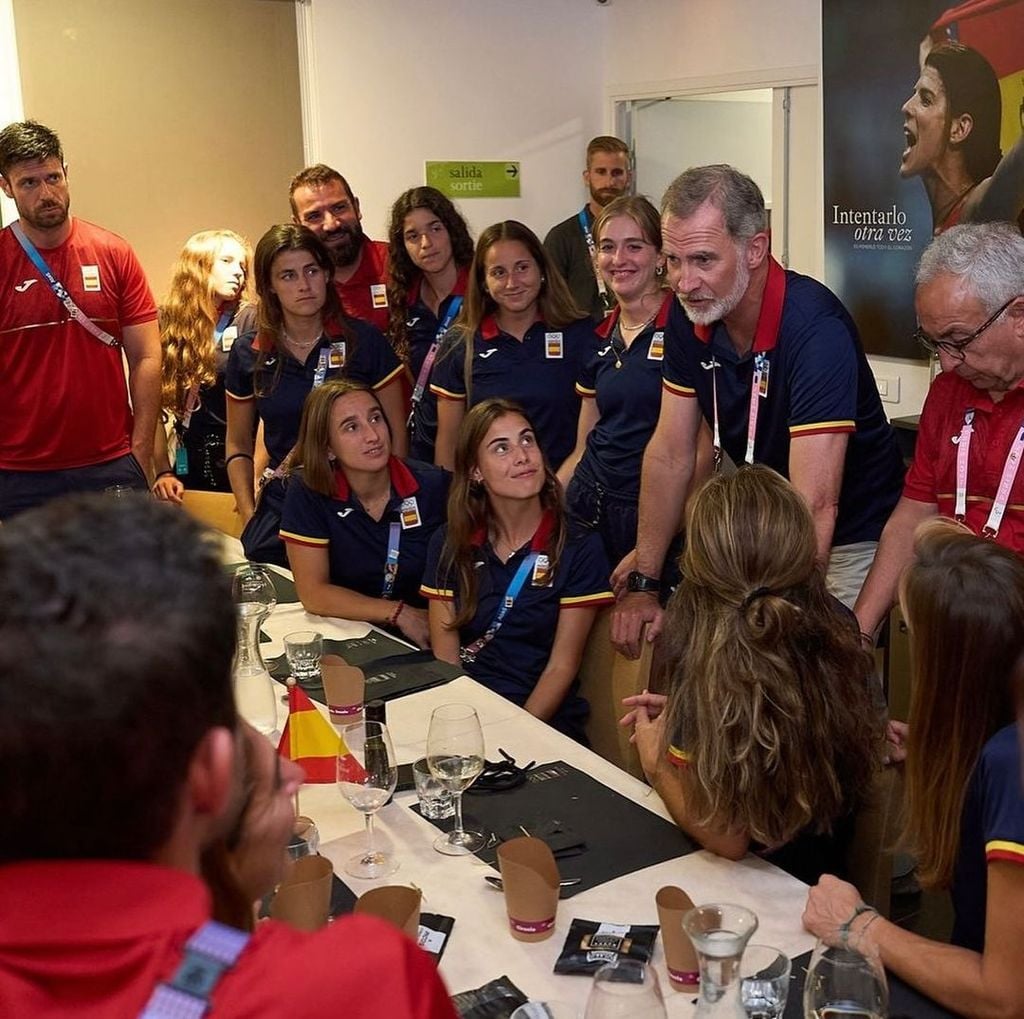 Felipe Vi junto a unas atletas españolas