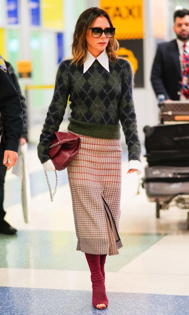 victoria beckham con sweater de diamantes argyle