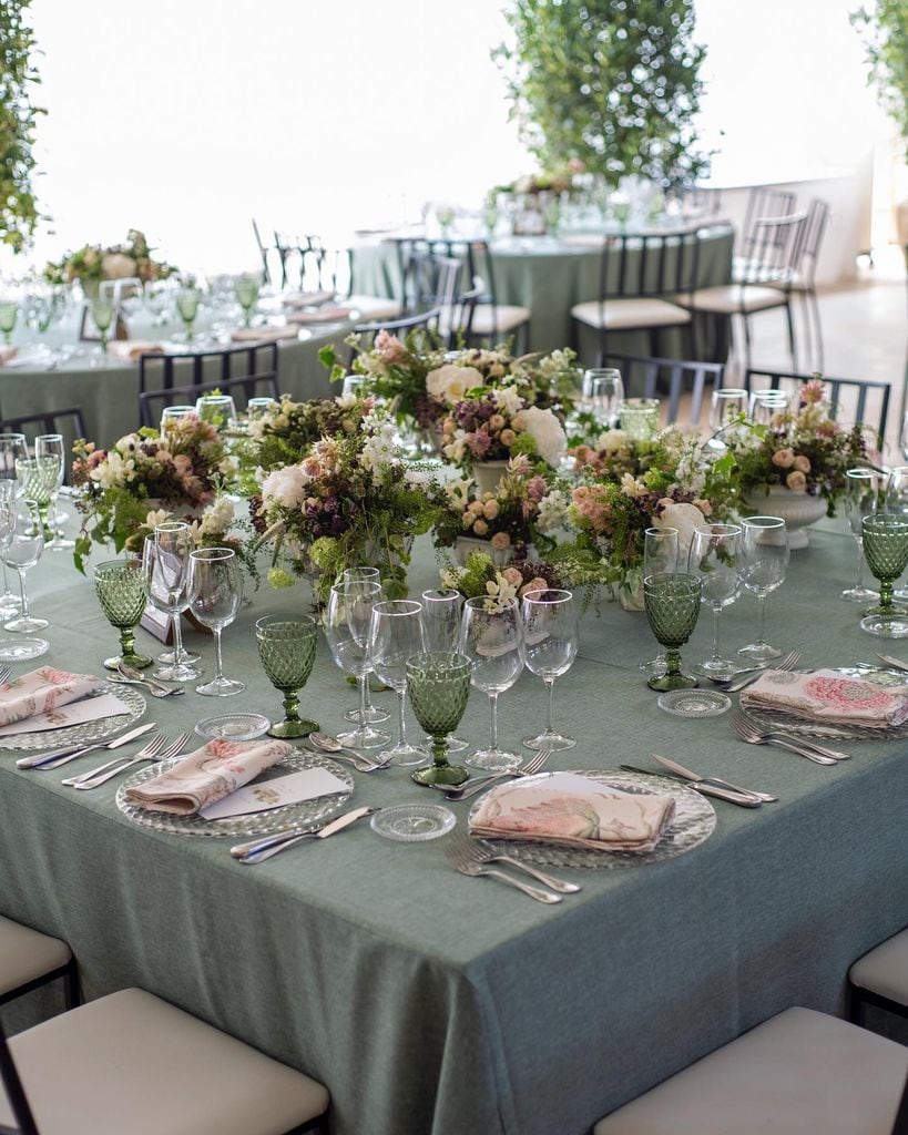 Decoración con manteles de boda a color verde liso