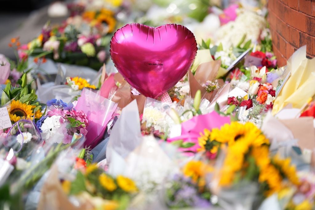 Las personas han mostrado su solidaridad colocando flores en el sitio del ataque.