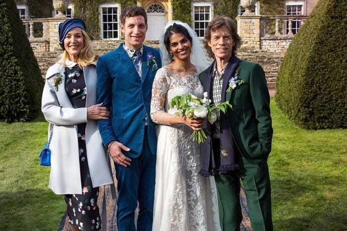 Los recién casados posan junto a los padres de él, Mick Jagger y Jerry Hall, unos ex muy bien avenidos
