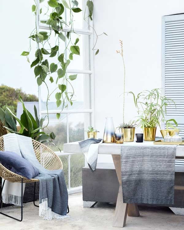 No es necesario cambiar por completo tus estancias, sino de introducir pinceladas, a través de los detalles y las telas. Las plantas son siempre una apuesta segura. De HM Home (hm.com).
