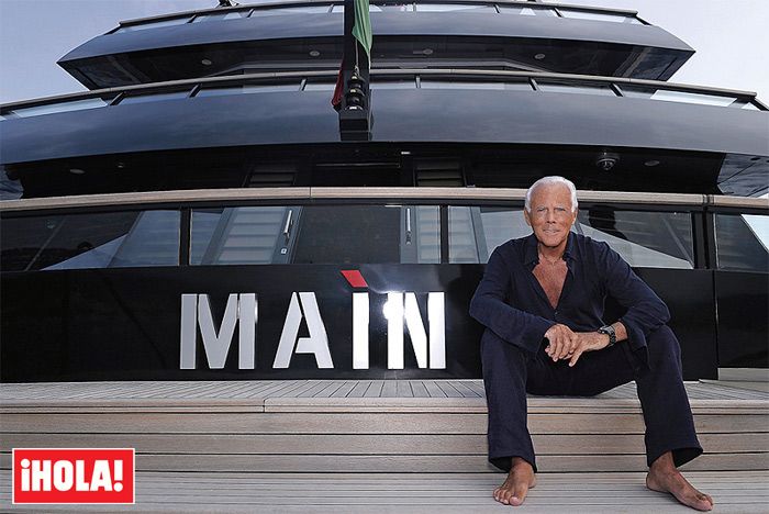 Pulcro, impecable, elegante… Así podría definirse el estilo del Maìn, una prolongación de la imagen y la personalidad de su propietario, Giorgio Armani, que en la fotografía posa con orgullo en el yate en el que suele pasar sus vacaciones de verano desde hace ocho años.

Realización: NATY ABASCAL
Fotografía: OLEG COVIAN
Ayudante de realización: TERESA SÁEZ DE MONTAGUT
