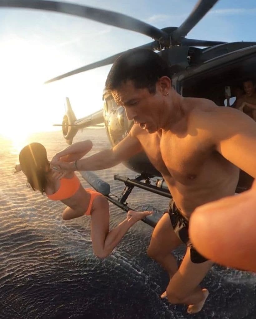 Katy Perry y Orlando Bloom se lanzaron al mar desde un helicóptero.