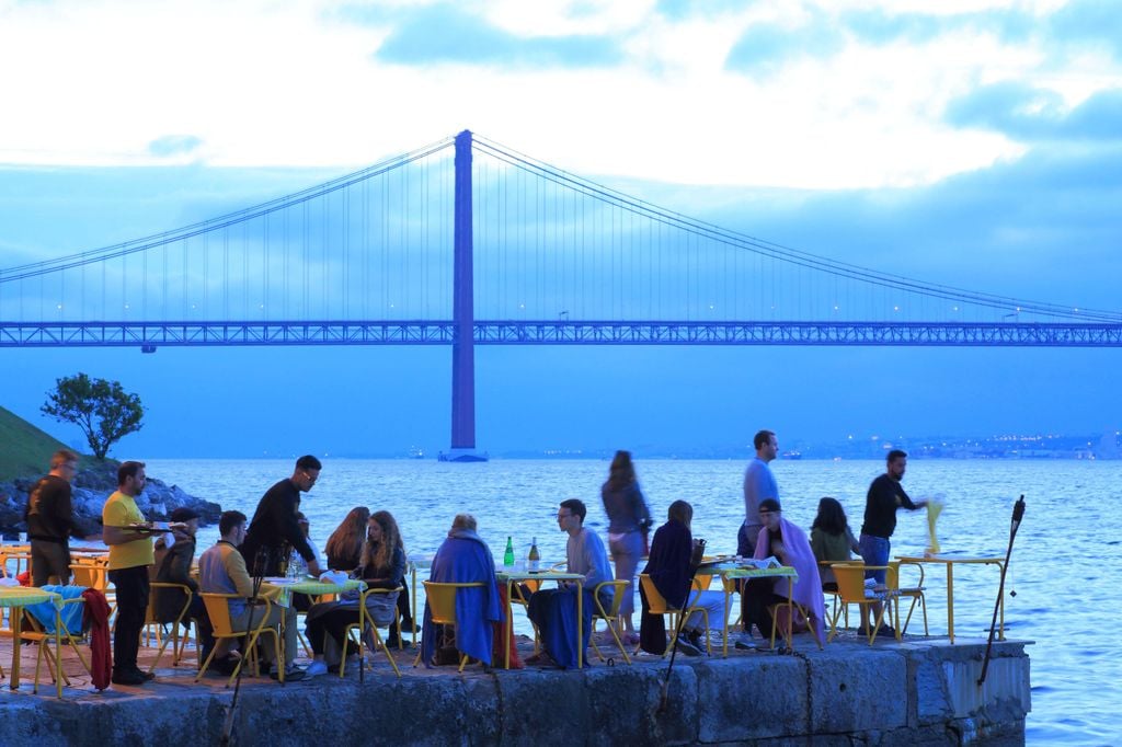 Portugal, Lisboa, Almada, restaurante portugués tradicional Ponto Final junto al río Tajo, con el Puente 25 de Abril al fondo.