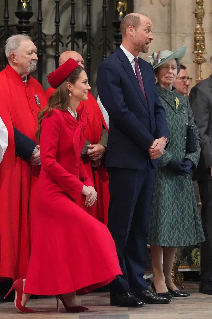 Kate Middleton was captured by bowing to the kings.