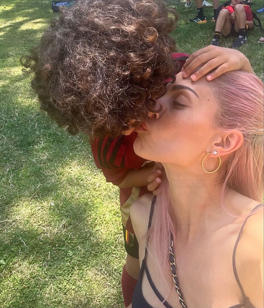 Hiba Abouk y su hijo mayor, Amín