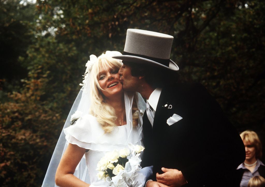 Gunilla von Bismarck y Luis Ortiz el 7 de octubre de 1978 después de su boda en la iglesia en el castillo de Friedrichsruh