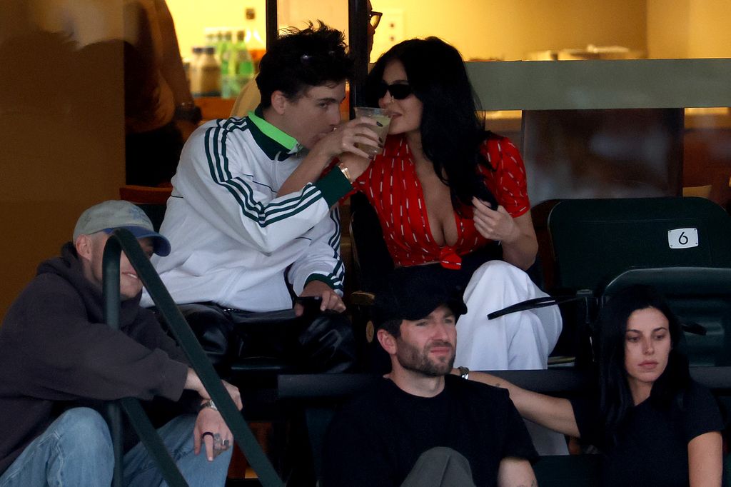 Timothee Chalamet y Kylie Jenner asisten a un partido durante el BNP Paribas Open en el Indian Wells Tennis Garden el 09 de marzo de 2025 en Indian Wells, California.