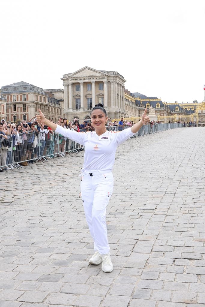 Salma Hayek posando en las afueras de Versalles