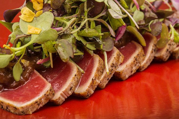 Tataki de bonito con corujas y chips de ajo, otro ejemplo de fusión 'Oriente-Occidente'.
