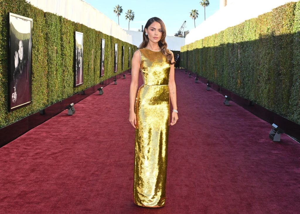 Eiza González Impacta con Estilo Vintage en los Golden Globes 2025