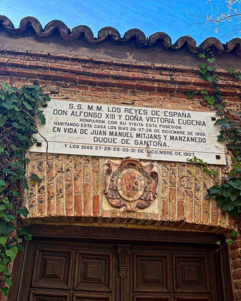 Una placa de los Reyes en la finca