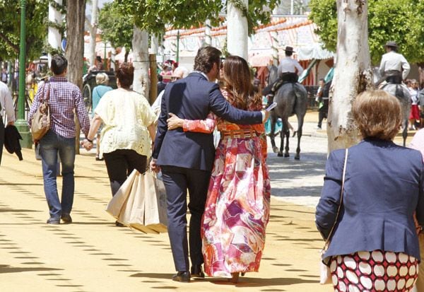 Raquel Revuelta y Raul Gracia 'El Tato', muy enamorados a su paso por la Feria de Abril
