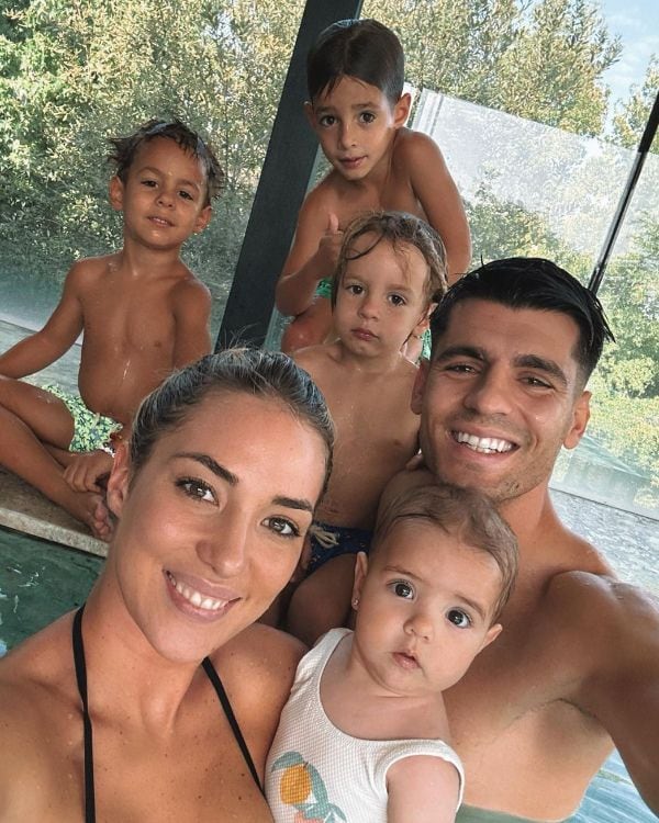 Alice Campello y Álvaro Morata con sus cuatro hijos