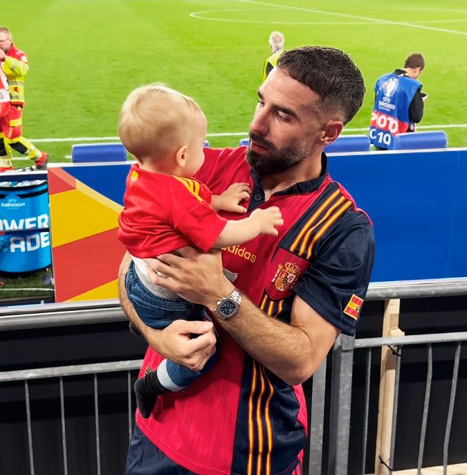 Carvajal, con su pequeño Mauro en brazos tras jugar con la Selección en Gelsenkirchen