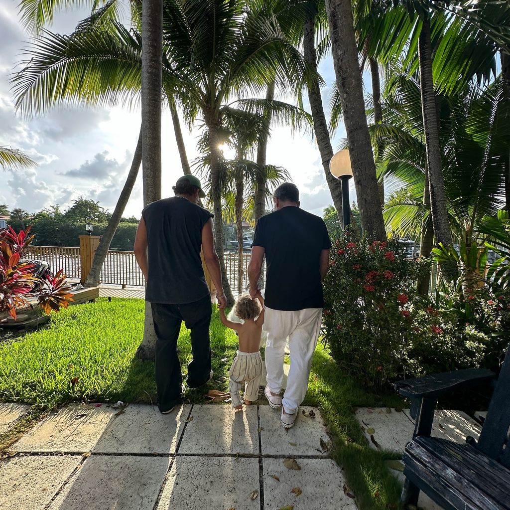 Ricardo y Mau Montaner con el pequeño Apolo.