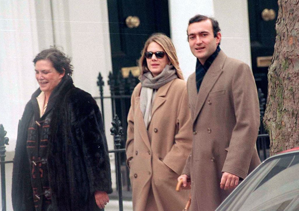 ISABEL SARTORIUS JUNTO A JAVIER SOTO Y SU MADRE ISABEL ZORRAQUIN PASEANDO POR LAS CALLES DE LONDRES en 1997