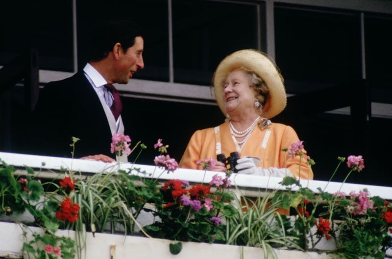 La reina Madre con Carlos de Inglaterra