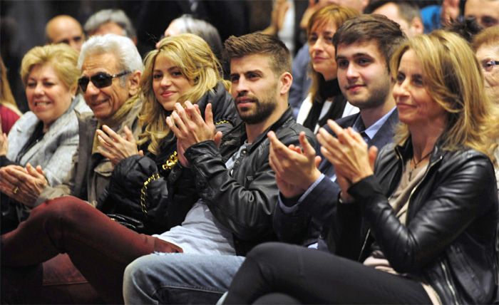 Piqué y Shakira con sus familias