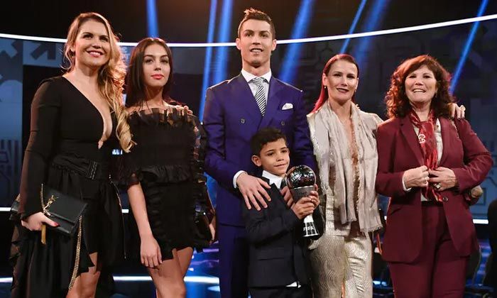 Cristiano Ronaldo y Georgina Rodríguez con la familia del deportista